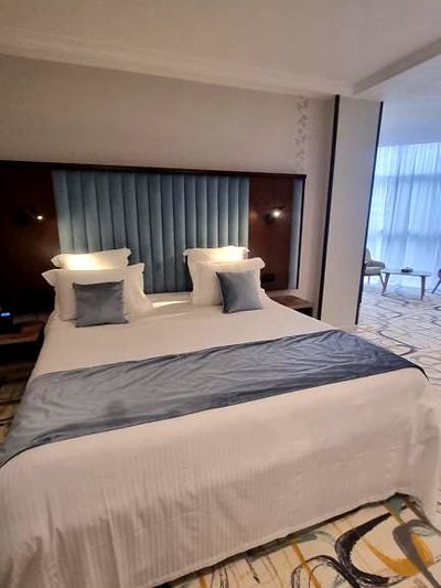 Chambre avec balcon de l'Hôtel Printania à Alger, porte-fenêtre ouverte sur les toits de Telemly
