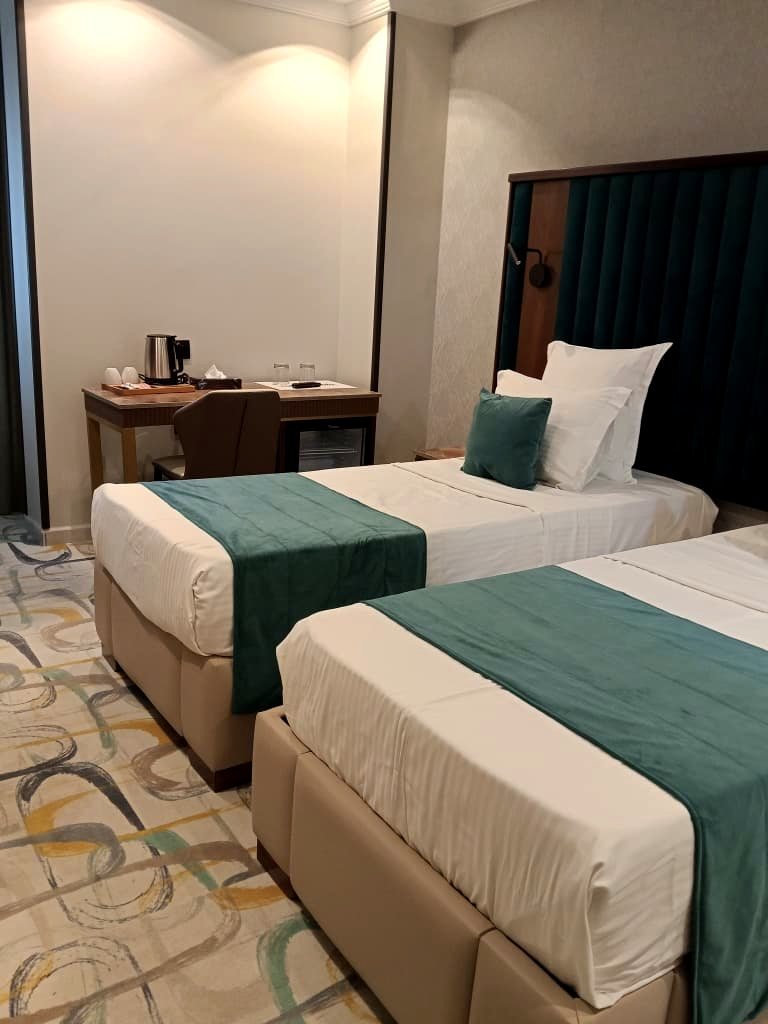 Chambre twin de l'Hôtel Printania à Alger, deux lits simples et plateau de courtoisie
