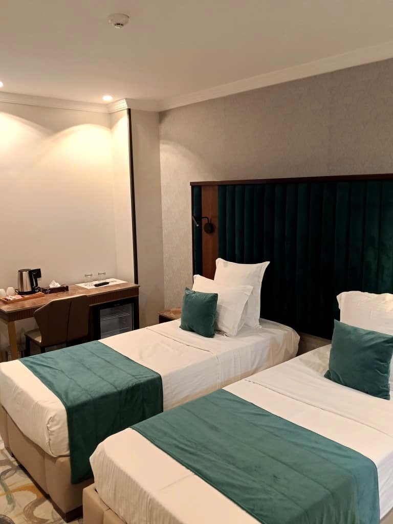 Chambre twin de l'Hôtel Printania à Alger, deux lits simples et plateau de courtoisie
