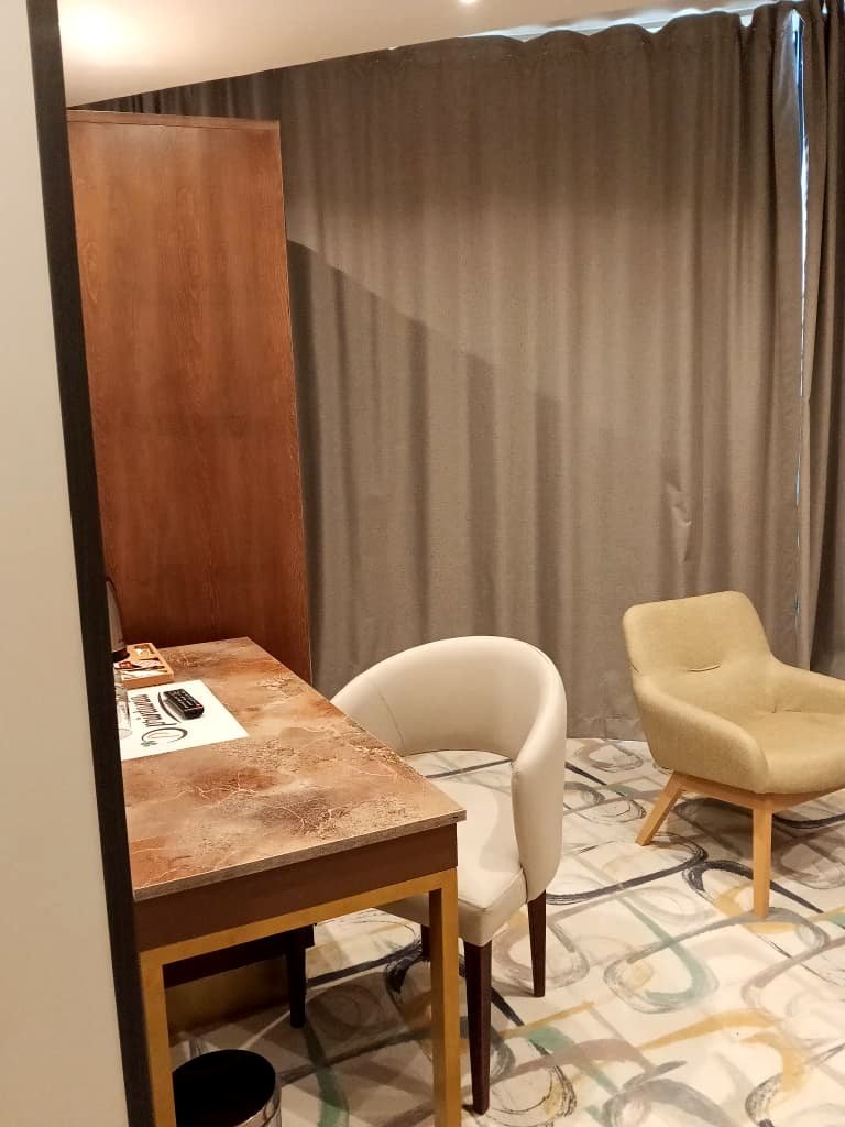 Coin bureau d'une Junior Suite de l'Hôtel Printania, fauteuils et plan de travail