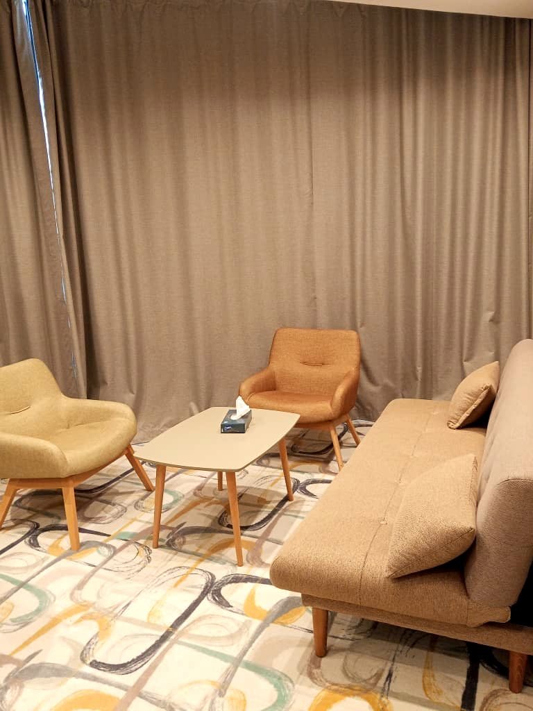 Junior Suite de l'Hôtel Printania à Alger avec coin salon, fauteuils et table basse