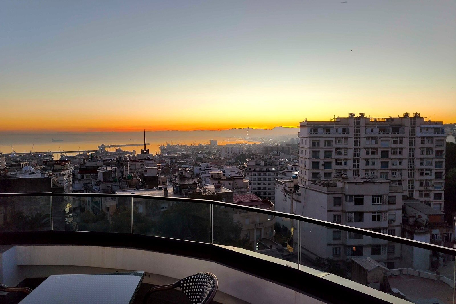 Coucher de soleil sur la baie d’Alger vu depuis la terrasse panoramique de l’Hôtel Printania, à Telemly