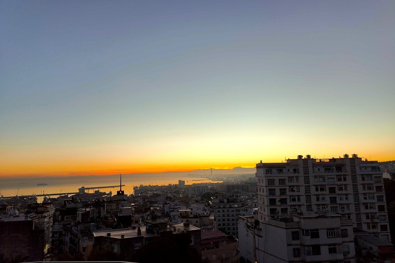Vue sur les toits d'Alger et la Méditerranée depuis les hauteurs de Telemly