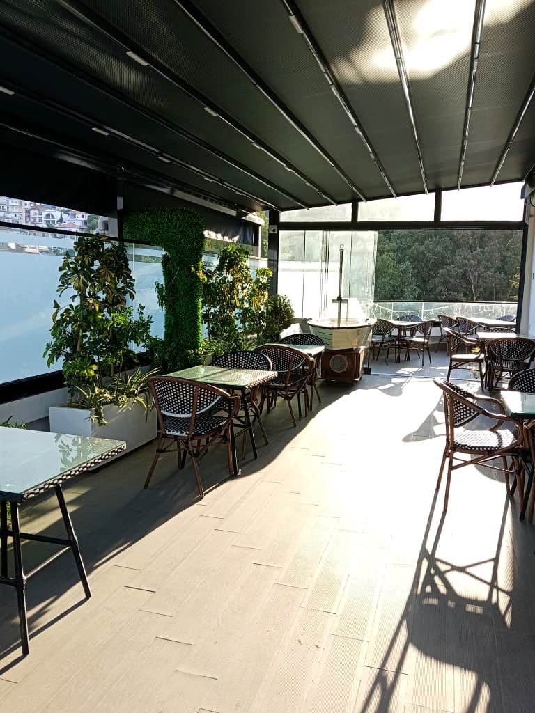 Terrasse de l'Hôtel Printania à Alger, mur végétal et tables du restaurant