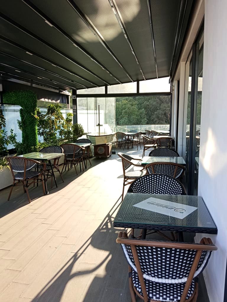 Terrasse-restaurant sous verrière de l'Hôtel Printania, à Alger