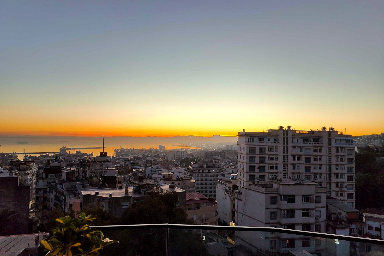 Vue panoramique sur Alger au crépuscule depuis le rooftop de l'Hôtel Printania