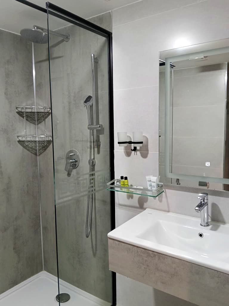 Douche à l'italienne vitrée dans une salle de bain de l'Hôtel Printania à Alger