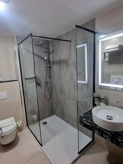 Plan de toilette en marbre d'une salle de bain de l'Hôtel Printania